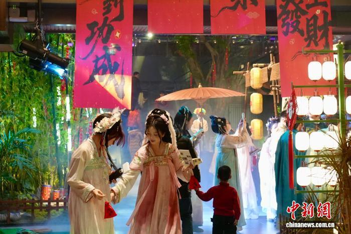 2月8日，在江西省南昌市某餐厅的“豫章宴”上，食客身穿汉服，在用餐前逛集市。朱莹 摄