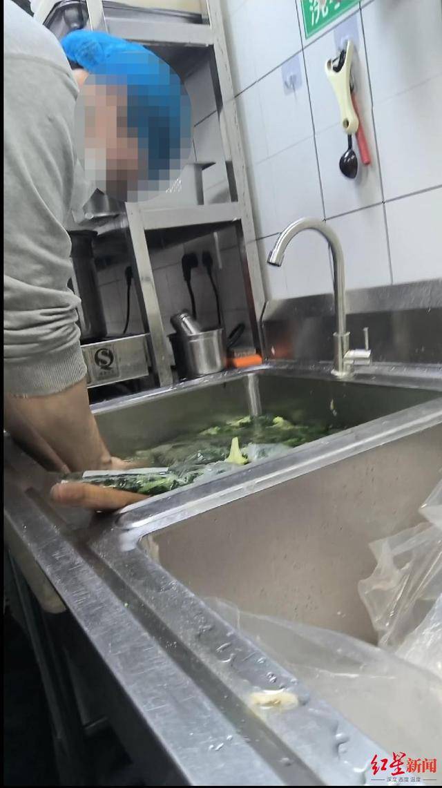 记者卧底轻食外卖连锁后厨：发霉蔬果榨汁，隔夜菜挑出变味的接着卖
