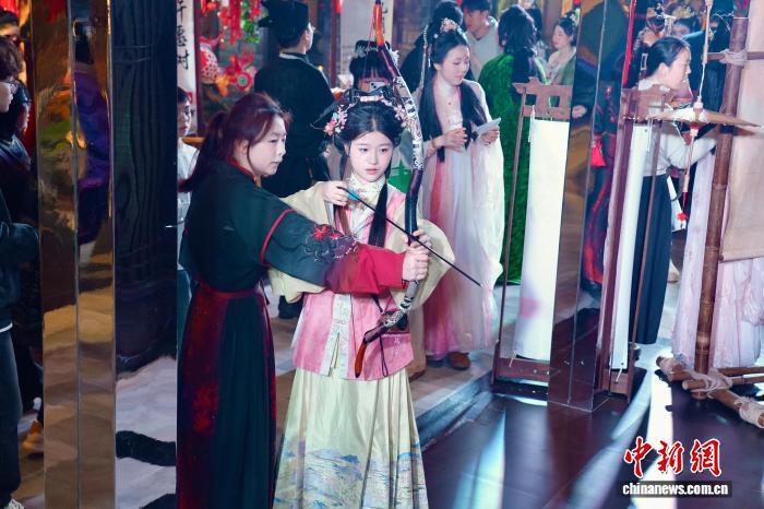 2月8日，在江西省南昌市某餐厅的“豫章宴”上，食客身穿汉服，在用餐前逛集市。朱莹 摄