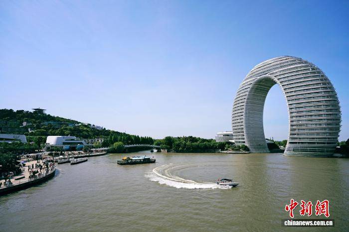 “五一”： 浙江湖州南太湖畔游人如织